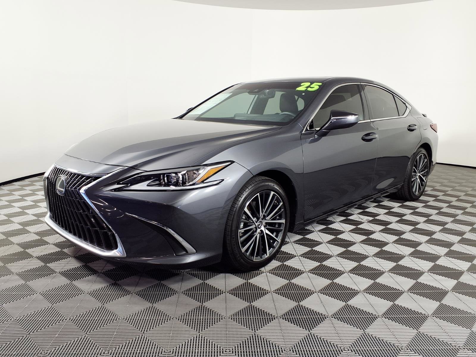 2025 Lexus ES 300h 300h's photo